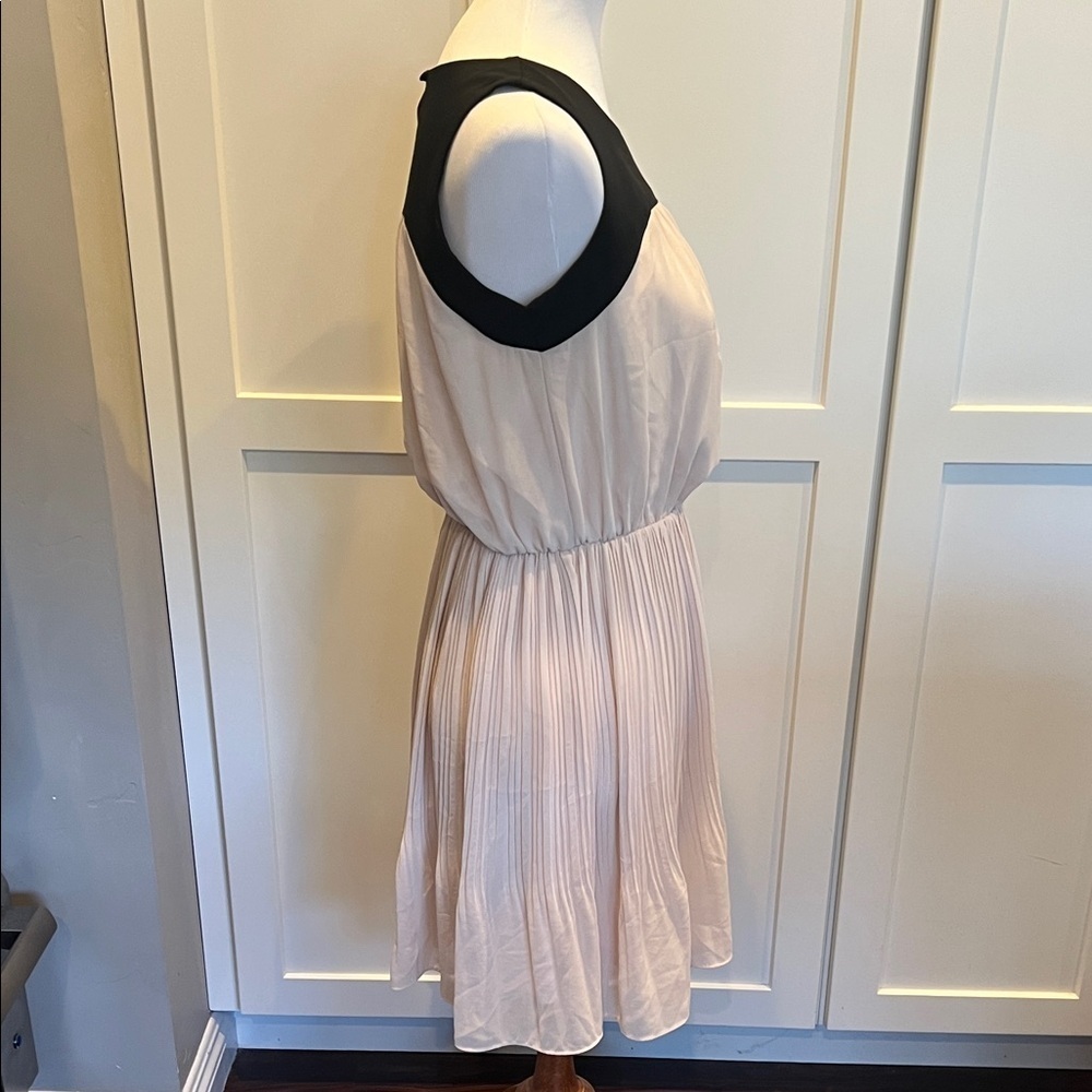 Urban Outfitters Black and Cream Pleated Dress Size 6 - Picture 5 of 10